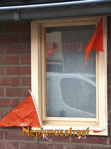 716551 Fotopaneeltje, met een afbeelding twee oranje vlaggetjes op een raampje in de Neptunusstraat te Utrecht. De ...